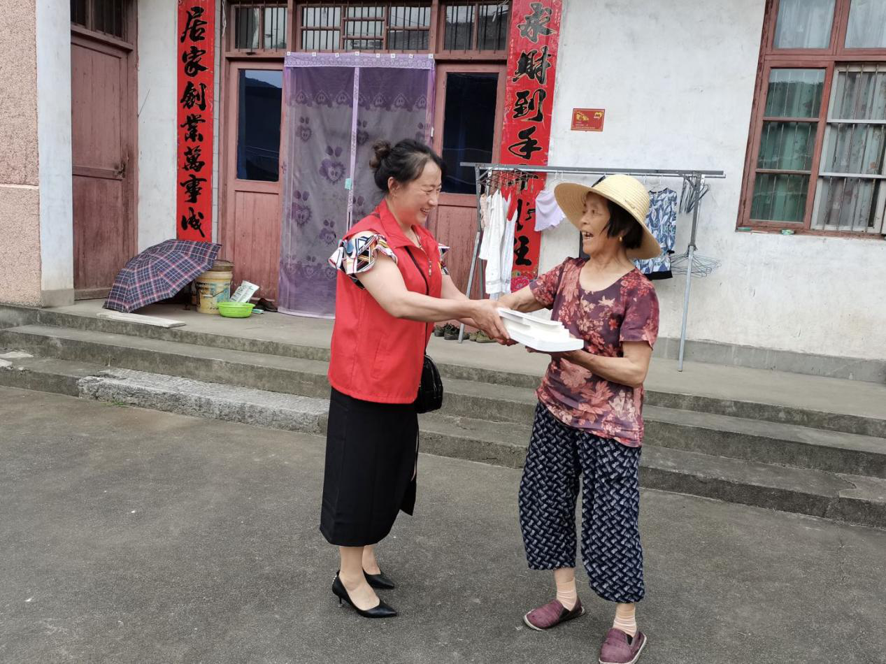 石台县永丰村：送党书传党情学党史聚人心